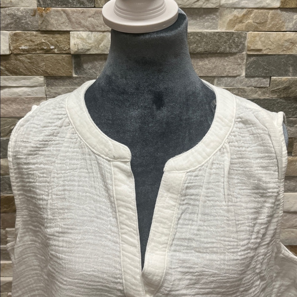 New Time & Tru Sleeveless Textured White Blouse - Picture 2 of 8